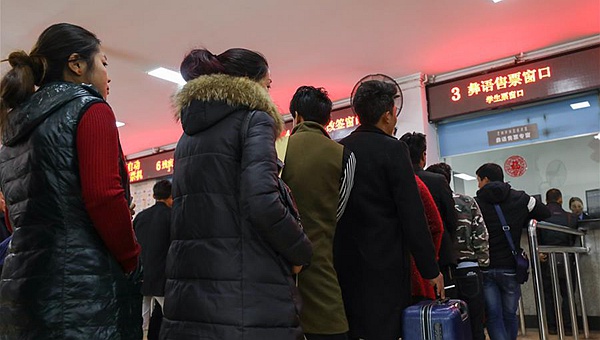 西昌火车站推出彝汉双语服务 方便彝族旅客