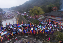 四川安县：雨中踩桥 踏青闹春