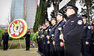 什邡公安开展清明节祭奠革命烈士学习公安英烈活动