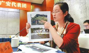 在审议十届四川省委工作报告发言时她用照片“晒”脱贫成效