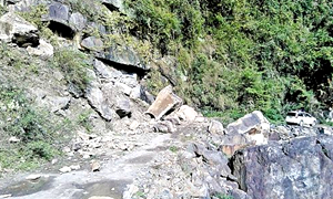下雨危岩塌方 广安武胜部门联动除险情