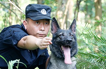四川刑警故事｜“无敌”犬神郭锐：带领警犬破解疑案