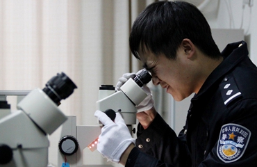 四川刑警故事｜指纹“操盘手”谢宏：处理指纹需要绣花功