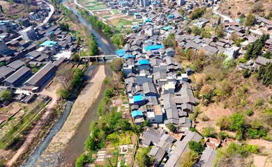 俯瞰鉛鋅鎮。黃劍 攝