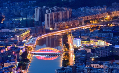 會東彩虹橋夜景。黃劍 攝