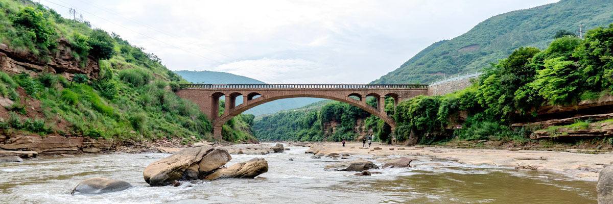长桥跨两岸