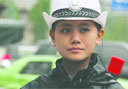 “最美女交警”冒雨执勤