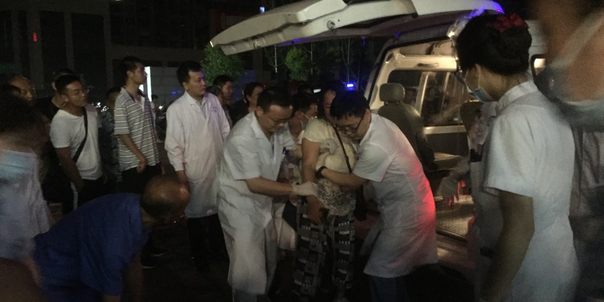 6月18日,在長寧縣中醫院,醫務人員救治地震中的傷者。新華社發(萬敏攝)