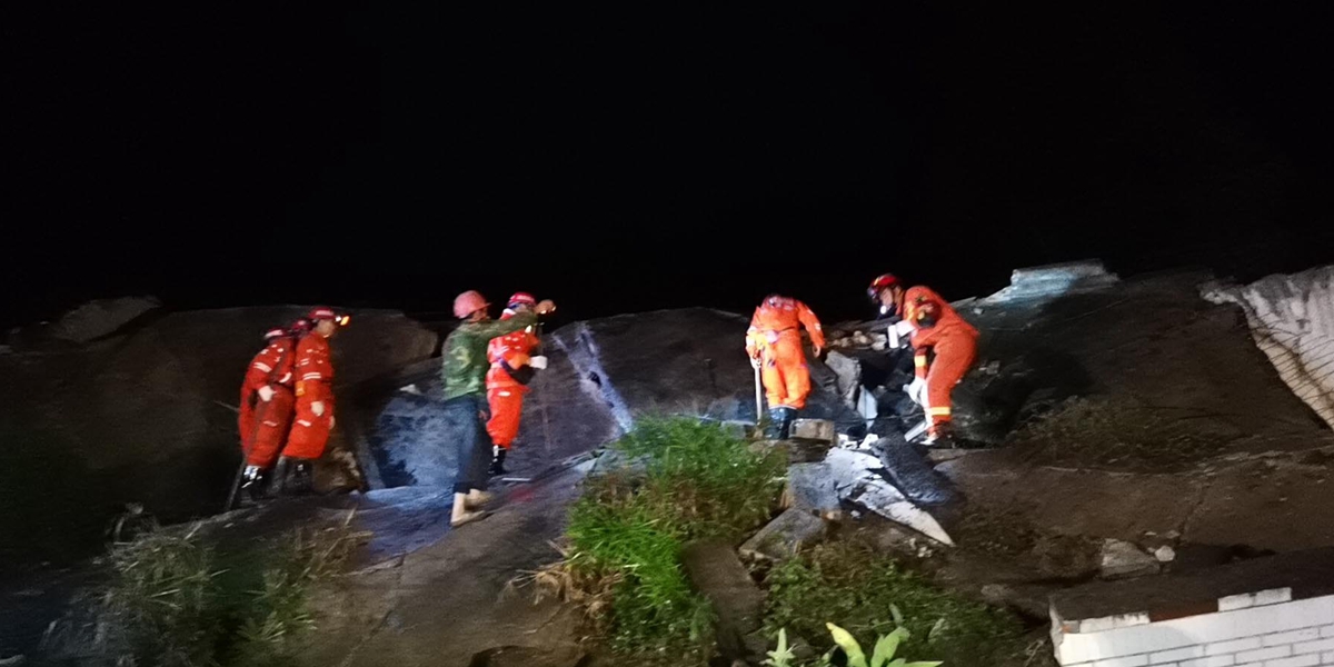 6月18日,在長寧縣雙河鎮,救援人員搜救地震中被困人員。新華社發(陳銳 攝)