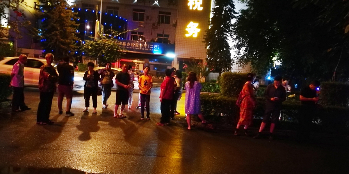 6月17日,在長寧縣城竹韻廣場,震後人們來到安全地帶。新華社發(侯莉 攝)