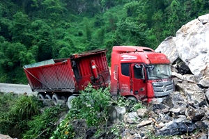 宜宾长宁震区部分道路受损 四川省交通运输厅启动地震二级响应开展道路抢险
