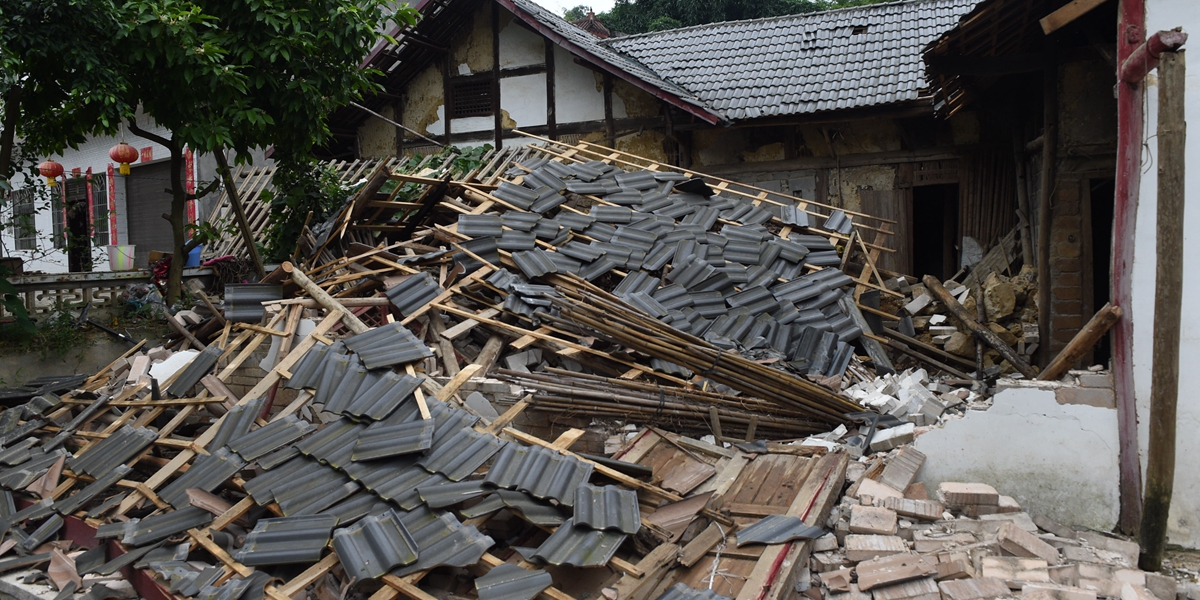 6月18日在長寧縣雙河鎮拍攝的垮塌的房屋。(劉昌松攝)