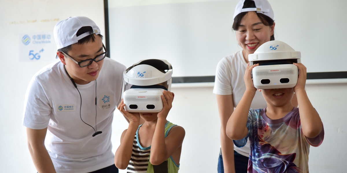驼柳村的孩子们通过VR设备远程体验了四川移动在熊猫基地搭建的360度实景。