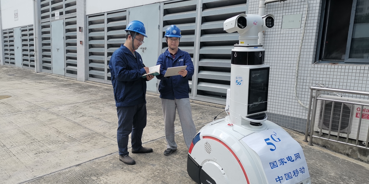 正在工作的5G电力巡检机器人,助推成都开启智能电力新时代。