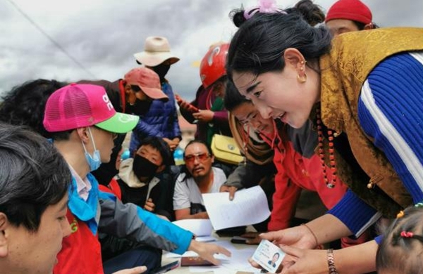 5000台公益双语手机 搭起甘孜贫困群众“信息路”