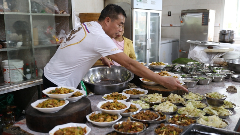 瀘縣地震 他為近千名受災群眾無償燒飯