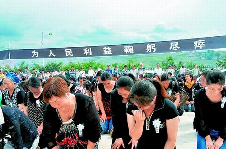 凉山万人空巷送英雄