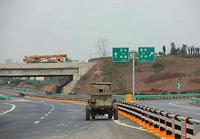 成自泸赤高速公路自贡至富顺段今日通车