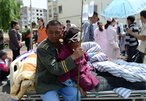 雅安地震已致37人死亡 500人以上伤亡