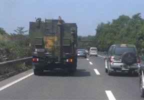 成都军区铁拳师驰援地震灾区