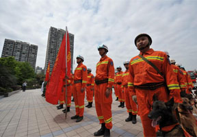 重庆消防总队地震救援队开赴灾区