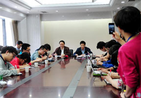 四川省政府举行雅安地震后首场新闻发布会