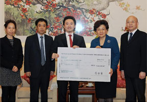香港中联办收到第一笔向地震灾区捐款200万港元