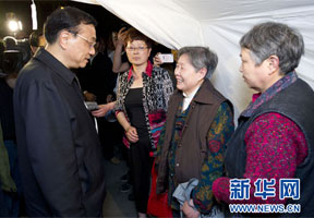 李克强夜察临时安置点