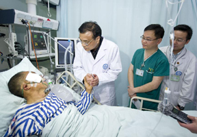 李克强看望芦山地震危重伤员