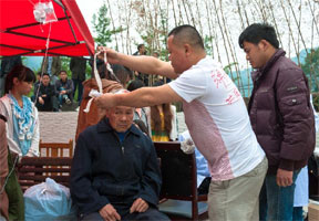 重灾区芦山县宝盛乡：各方力量积极救助受伤群众