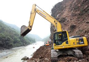 绝壁抢险 抢修通往重灾区宝盛乡的道路