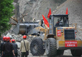 通往宝兴县城的S210关言山段山体塌方 正全力抢通