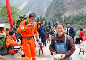 雅安地震灾区“爱心驿站”暖人心