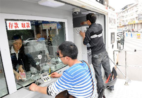 流动汽车银行方便灾区百姓