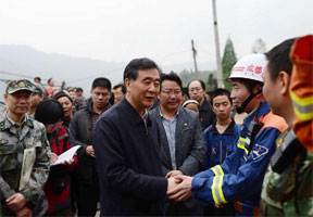 国务院副总理汪洋察看地震灾情并慰问救援人员