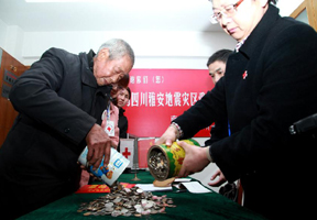“磨刀老人”辛苦所得2000余枚硬币捐给雅安地震灾区