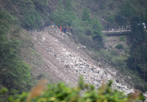 省道210线关言山段再次发生塌方