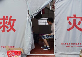 帐篷“新”生活 各地救灾物资陆续抵达芦山县城