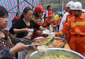 宝兴县中学灾民安置点 临时厨房服务三千民众