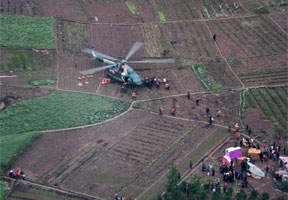空军首次向地震灾区进行大规模空投