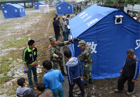 武警部队雅安抗震救灾继续攻坚