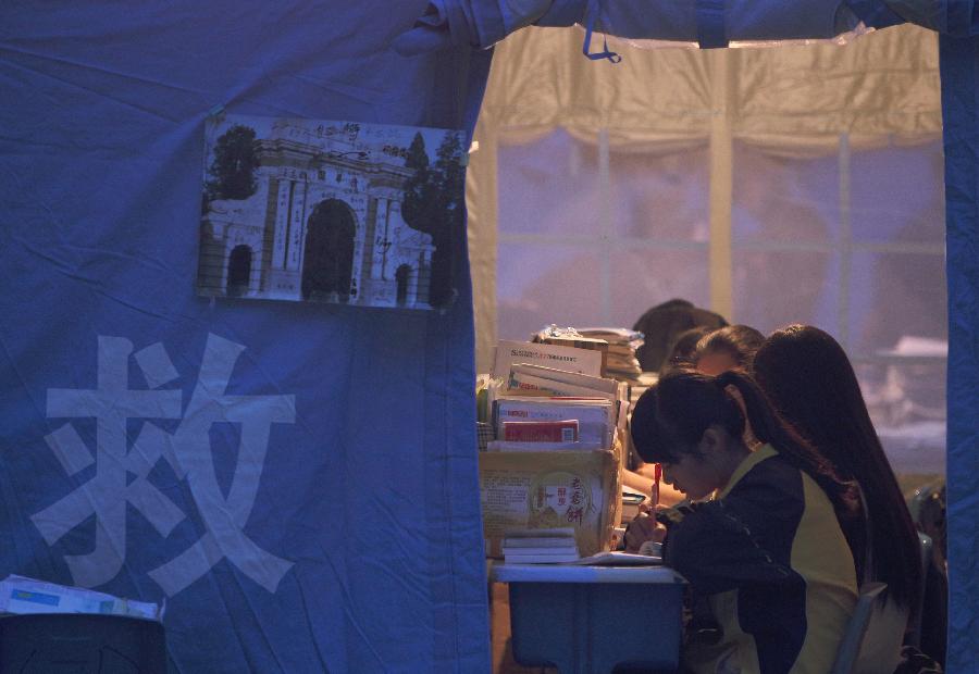挑灯夜读迎战高考 地震棚里的清华梦