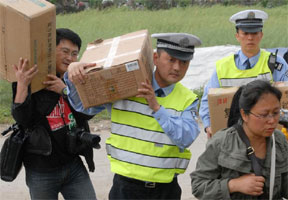 成都交警开辟绿色通道护送特殊药品至芦山灾区