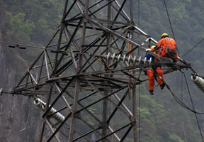綿陽電業局搶險隊搶修至寶興縣輸電線路
