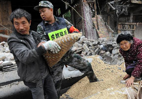 蒲江縣民兵排險“搶糧”