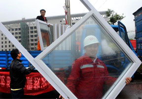 灾区板房开始搭建