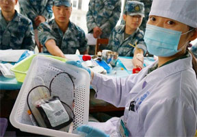 成都軍區空軍某場站官兵自發為災區群眾獻血