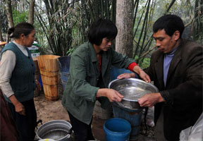 震區無私“送水哥”