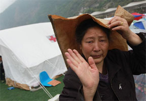 芦山地震灾区下雨 给灾区群众生活带来不便