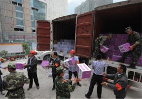 救援物资陆续运抵地震重灾区宝兴县